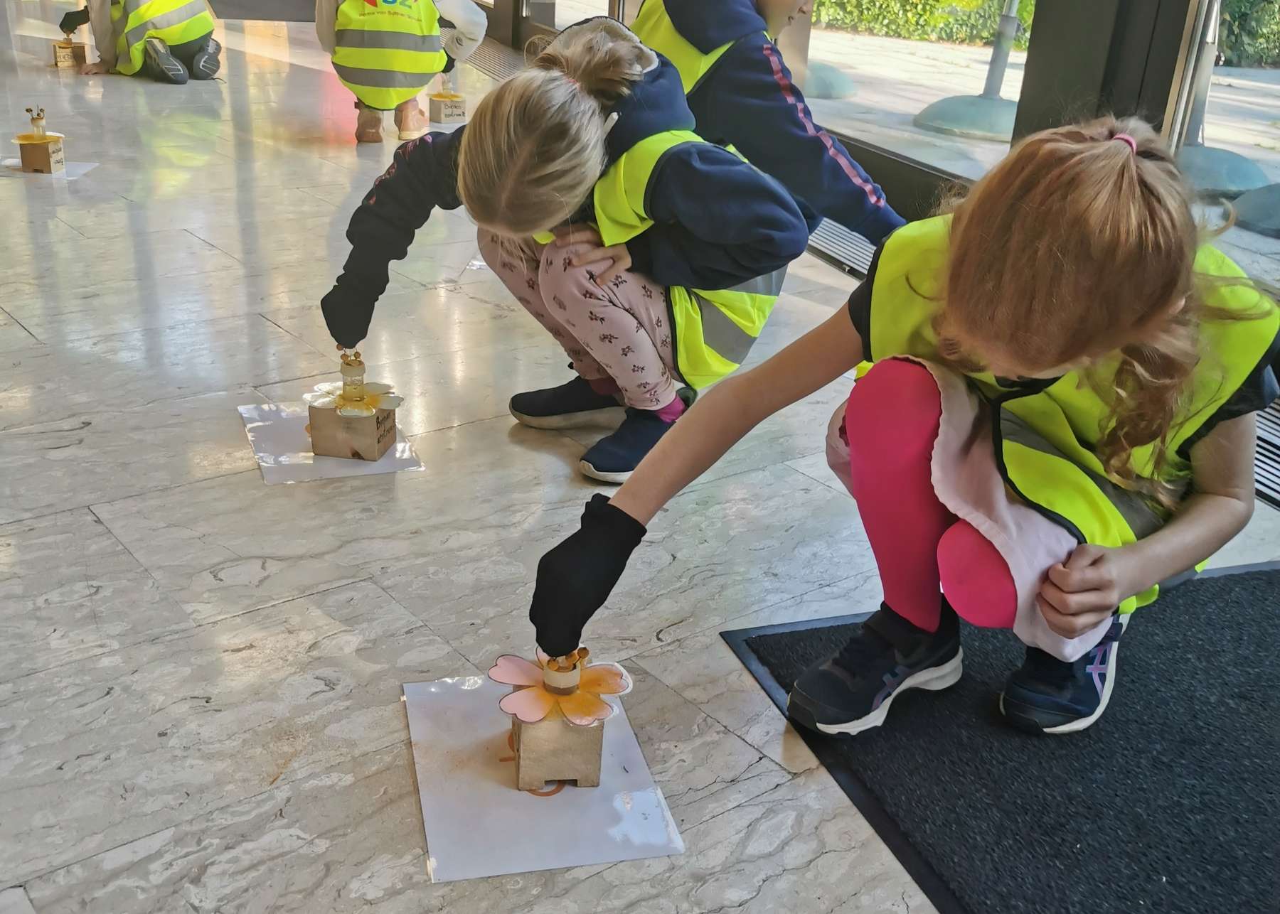 Schülerinnen und Schüler auf Nektarsuche. .jpg Schülerinnen und Schüler auf Nektarsuche. .jpg