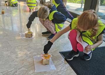 Schülerinnen und Schüler auf Nektarsuche. .jpg Schülerinnen und Schüler auf Nektarsuche. .jpg