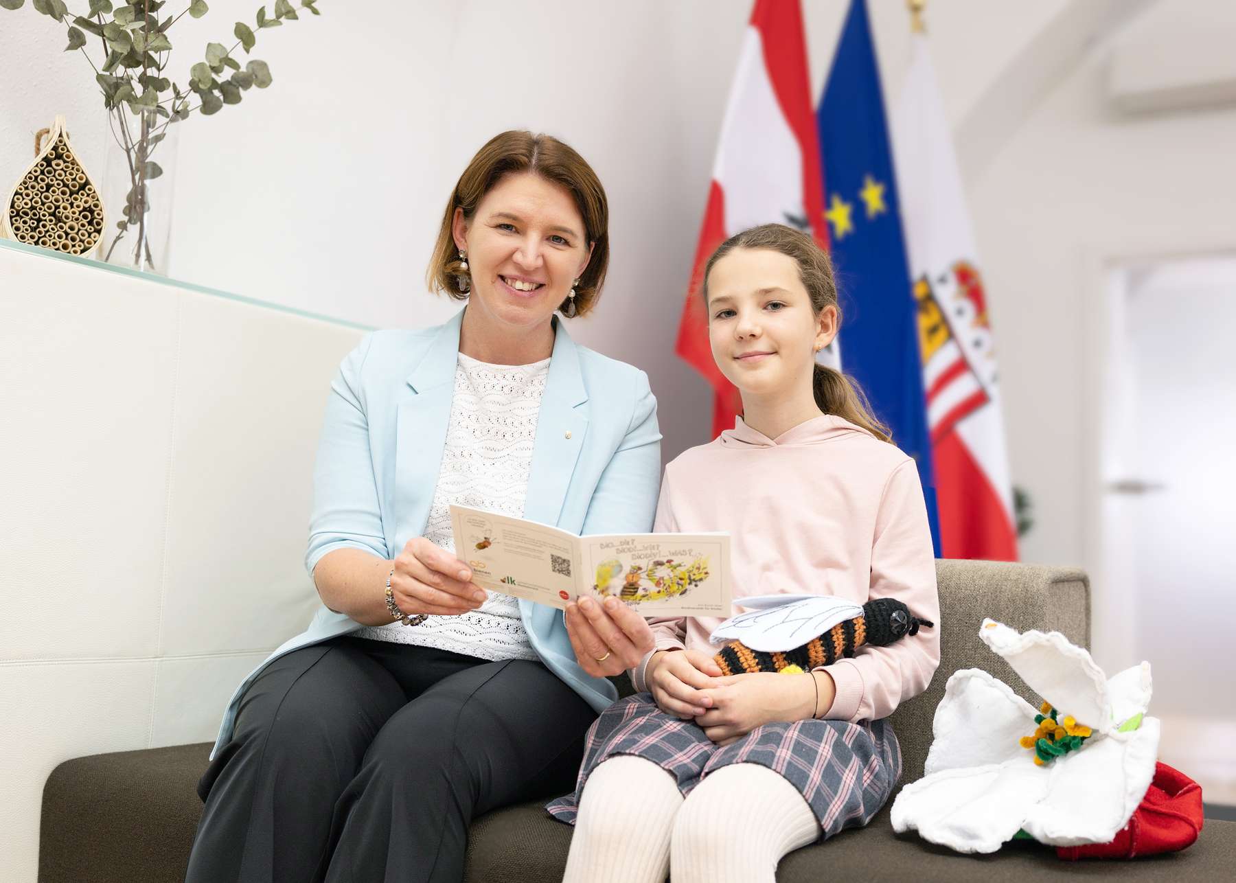 Biodiversität kinderleicht vermitteln - mit dem neuen Buch des Bienenzentrums ist es möglich. Landesrätin Michaela Langer-Weninger und Maja Haslgrübler schauen sich das genauer an (v.l.) .jpg Biodiversität kinderleicht vermitteln - mit dem neuen Buch des Bienenzentrums ist es möglich. Landesrätin Michaela Langer-Weninger und Maja Haslgrübler schauen sich das genauer an (v.l.) .jpg