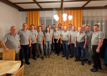 Der Imkerverein Attersee Nord organisierte gemeinsam mit den Ortsbauernschaften die Veranstaltung "Imker und Landwirte an einem Tisch". Danke für die Einladung!.jpg Der Imkerverein Attersee Nord organisierte gemeinsam mit den Ortsbauernschaften die Veranstaltung "Imker und Landwirte an einem Tisch". Danke für die Einladung!.jpg