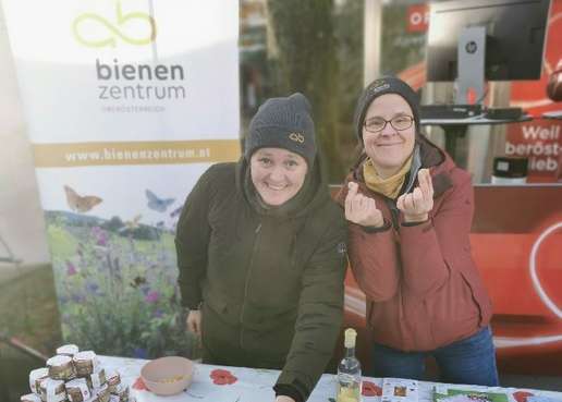 Von Honigbällchen bis Wachsgießen - Ein Fest der Bienenprodukte.jpg Von Honigbällchen bis Wachsgießen - Ein Fest der Bienenprodukte.jpg
