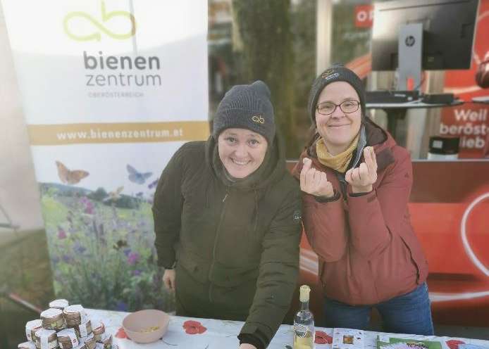 Von Honigbällchen bis Wachsgießen - Ein Fest der Bienenprodukte.jpg Von Honigbällchen bis Wachsgießen - Ein Fest der Bienenprodukte.jpg