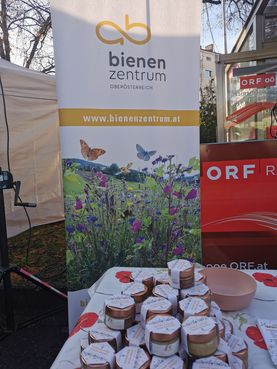 Als kleine Aufmerksamkeit erhielt  jede/jeder ein Gläschen Honig von der Bio-Imkerei Haslauer aus St. Ulrich bei Steyr – solange der Vorrat reichte.   .jpg Als kleine Aufmerksamkeit erhielt  jede/jeder ein Gläschen Honig von der Bio-Imkerei Haslauer aus St. Ulrich bei Steyr – solange der Vorrat reichte.   .jpg