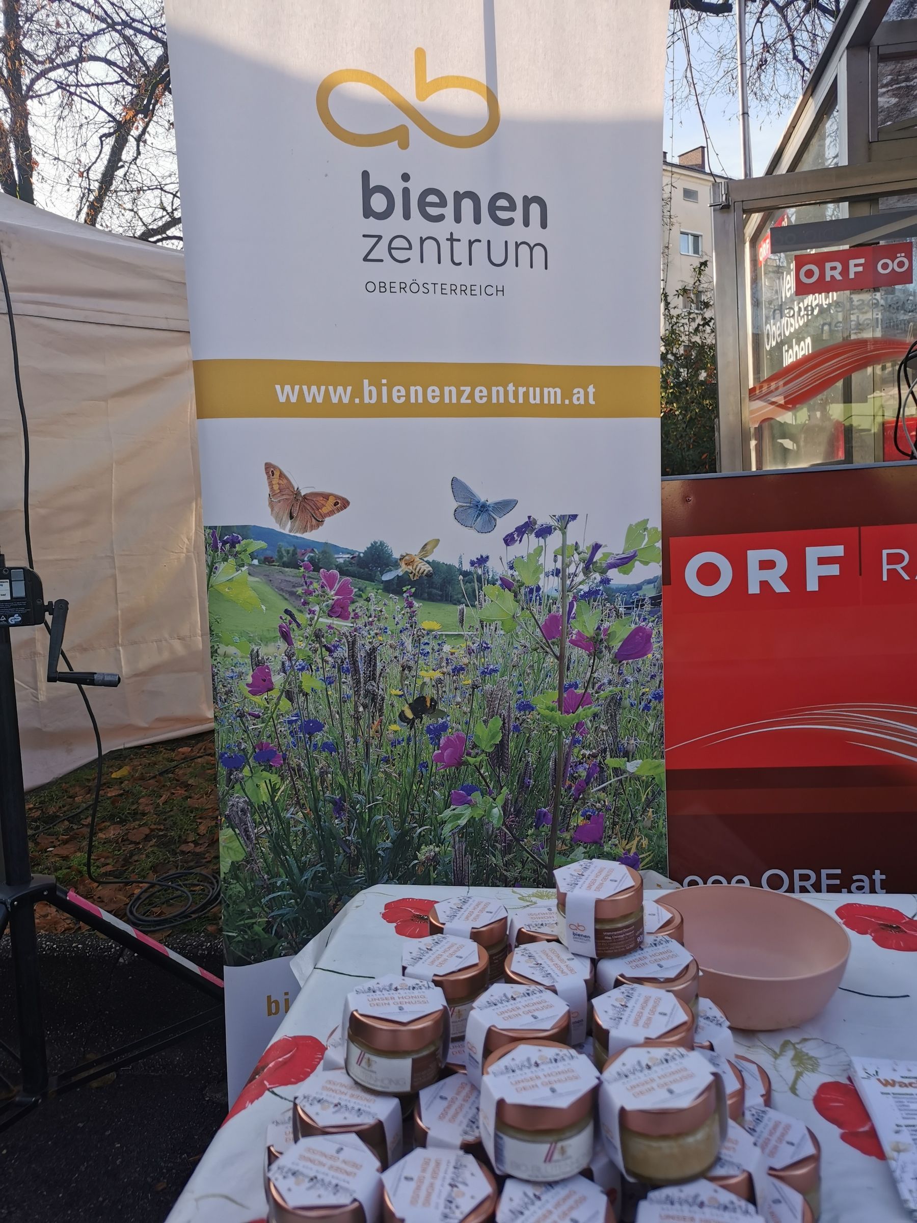 Als kleine Aufmerksamkeit erhielt  jede/jeder ein Gläschen Honig von der Bio-Imkerei Haslauer aus St. Ulrich bei Steyr – solange der Vorrat reichte.   .jpg