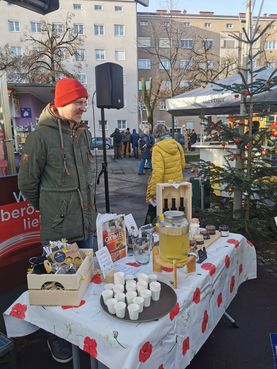 Gerald Draxler, Bio-Imker aus Helfenberg präsentierte mit seine Frau Simone ihre Produkte.jpg Gerald Draxler, Bio-Imker aus Helfenberg präsentierte mit seine Frau Simone ihre Produkte.jpg