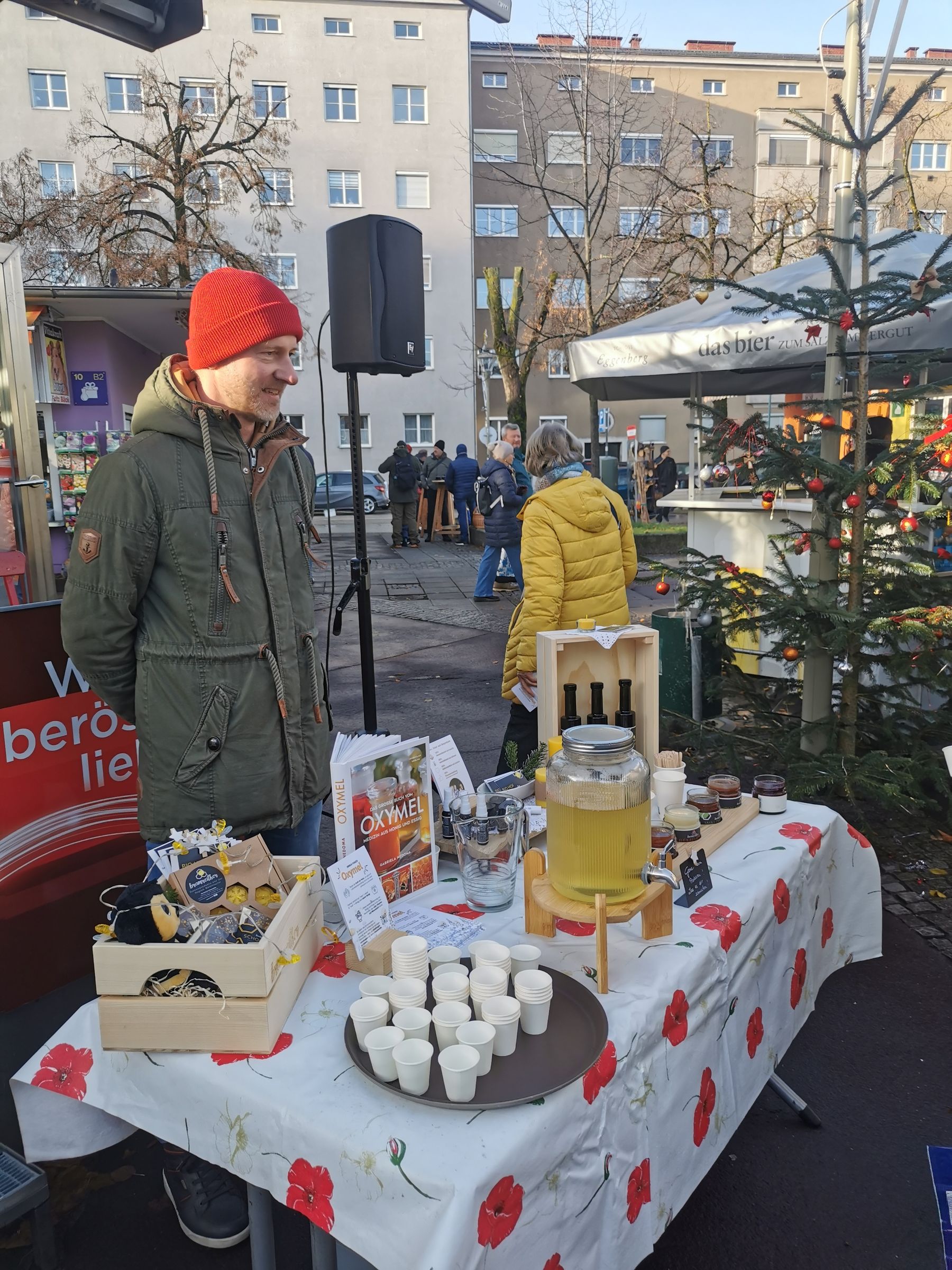 Gerald Draxler, Bio-Imker aus Helfenberg präsentierte mit seine Frau Simone ihre Produkte.jpg Gerald Draxler, Bio-Imker aus Helfenberg präsentierte mit seine Frau Simone ihre Produkte.jpg