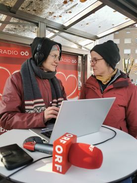 Claudia Em (rechts) und Theresa Frühwirth (links) im Austausch über Honigbällchen.