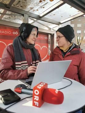 Claudia Em (rechts) und Theresa Frühwirth (links) im Austausch über Honigbällchen. Claudia Em (rechts) und Theresa Frühwirth (links) im Austausch über Honigbällchen.