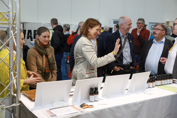 Rundgang der Agrar-Landesrätin Michaela Langer-Weninger durch die Ausstellerhalle.jpg Rundgang der Agrar-Landesrätin Michaela Langer-Weninger durch die Ausstellerhalle.jpg