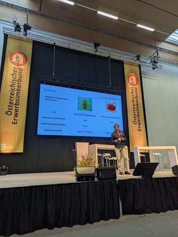 Sebastian Spiewok informiert über die Tropileapsmilbe.jpg Sebastian Spiewok informiert über die Tropileapsmilbe.jpg
