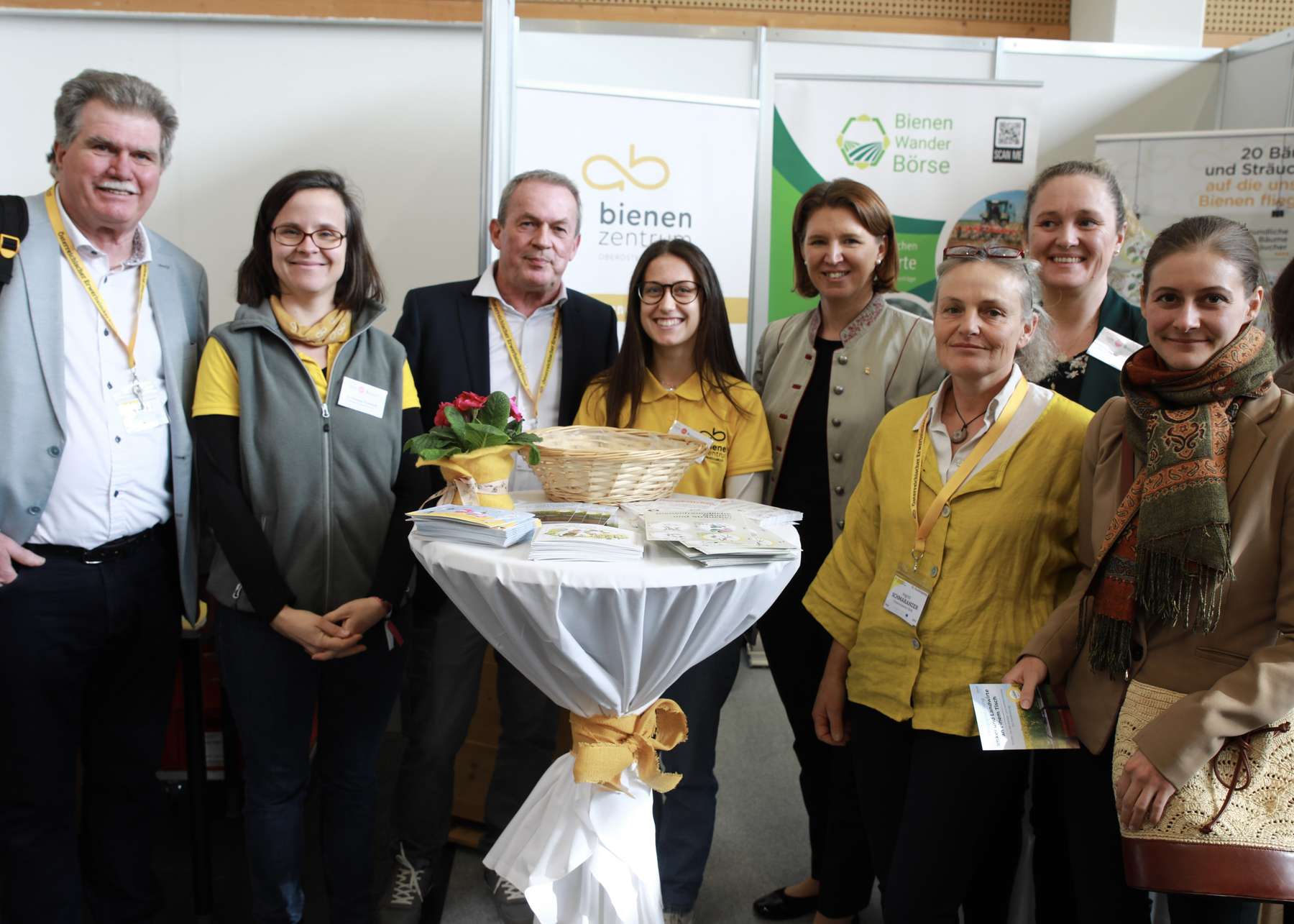 v.l.n.r.: Imkerbund Ö Präsident Reinhard Hetzenauer, Theresa Frühwirth, Wolfgang Pointecker, Helene Hofbauer, Michaela Langer-Weninger, Ingrid Schmaranzer, Petra Haslgrübler und Gabriele Eder.jpg