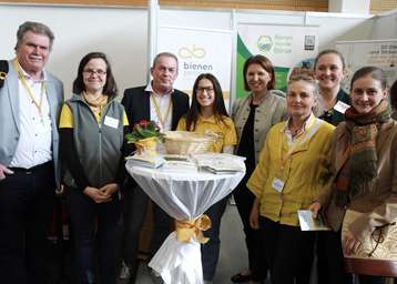 v.l.n.r.: Imkerbund Ö Präsident Reinhard Hetzenauer, Theresa Frühwirth, Wolfgang Pointecker, Helene Hofbauer, Michaela Langer-Weninger, Ingrid Schmaranzer, Petra Haslgrübler und Gabriele Eder.jpg