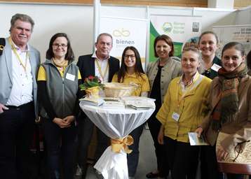 v.l.n.r.: Imkerbund Ö Präsident Reinhard Hetzenauer, Theresa Frühwirth, Wolfgang Pointecker, Helene Hofbauer, Michaela Langer-Weninger, Ingrid Schmaranzer, Petra Haslgrübler und Gabriele Eder.jpg v.l.n.r.: Imkerbund Ö Präsident Reinhard Hetzenauer, Theresa Frühwirth, Wolfgang Pointecker, Helene Hofbauer, Michaela Langer-Weninger, Ingrid Schmaranzer, Petra Haslgrübler und Gabriele Eder.jpg
