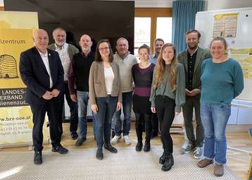 Die Arbeitsgruppe: v.l.n.r.: Herbert Vitzthum, Konrad Sauerschnig, Rainer Hader, Theresa Frühwirth, Wolfgang Pointecker, Monika Berger, Philippe Cayeux, Christina Brandstätter, Benjamin Öllinger, Petra Haslgrübler.jpg Die Arbeitsgruppe: v.l.n.r.: Herbert Vitzthum, Konrad Sauerschnig, Rainer Hader, Theresa Frühwirth, Wolfgang Pointecker, Monika Berger, Philippe Cayeux, Christina Brandstätter, Benjamin Öllinger, Petra Haslgrübler.jpg