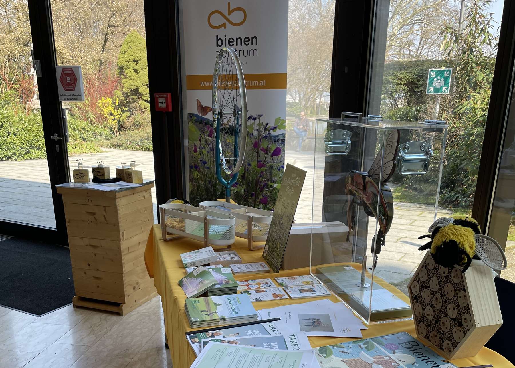 Info Stand des Bienenzentrums OÖ.jpg Info Stand des Bienenzentrums OÖ.jpg