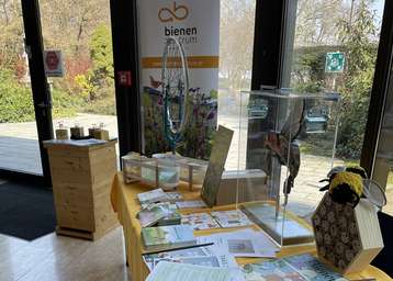 Info Stand des Bienenzentrums OÖ.jpg Info Stand des Bienenzentrums OÖ.jpg