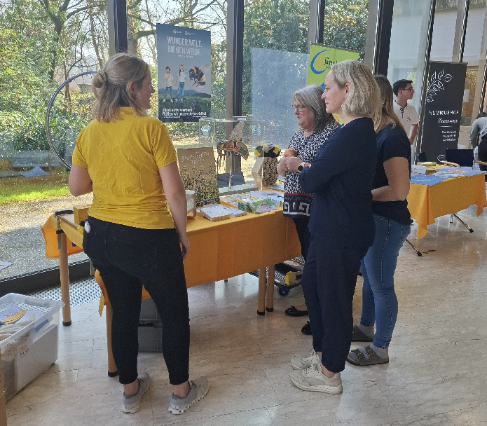 Spannende Gespräche am Infostand.png Spannende Gespräche am Infostand.png