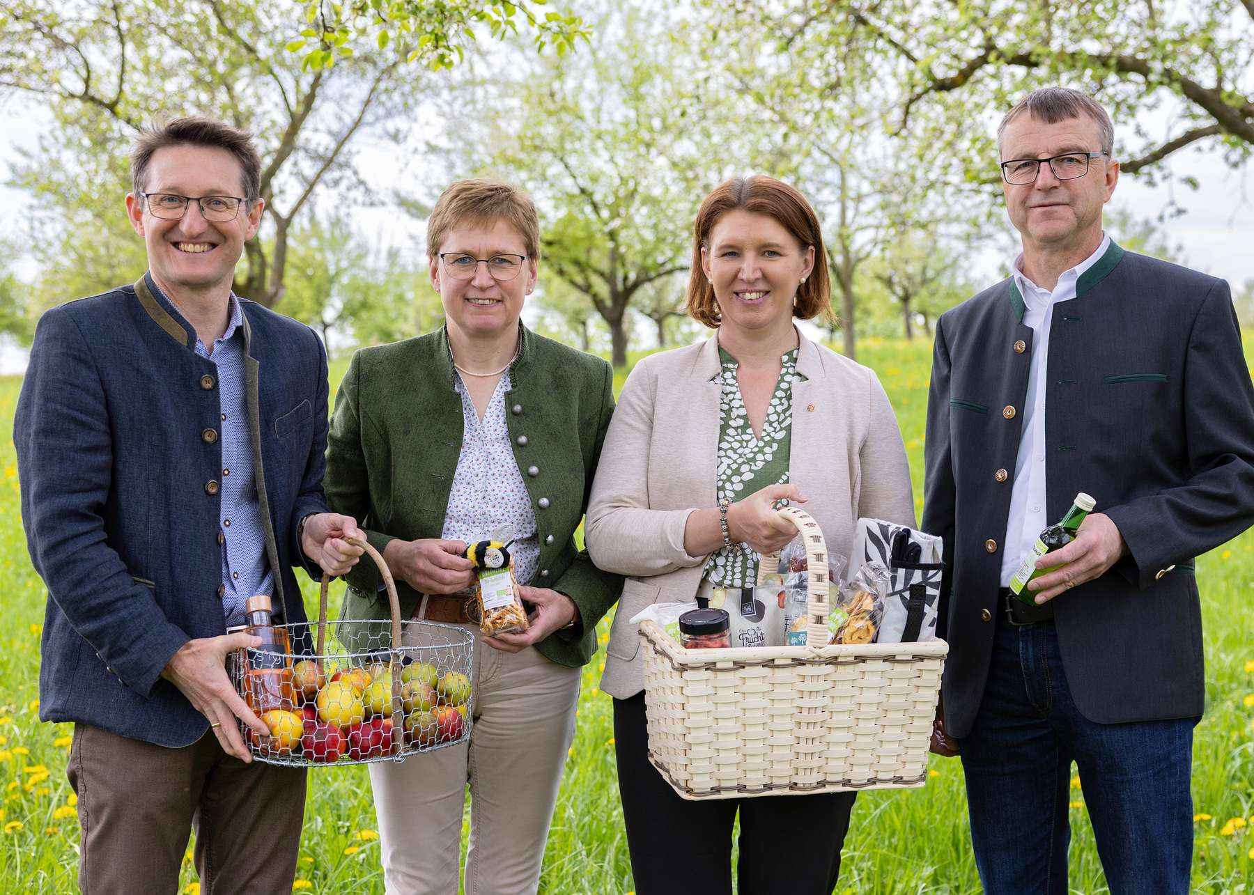 "Wollen Bewusstsein für Biodiverstiät und das Unesco-Weltkulturerbe": Streuobstwiese schaffen. Rainer Silber, Rosemarie Ferstl, LRin Michaela Langer-Weninger und Wolfgang Eder (v.l.n.r.).jpg "Wollen Bewusstsein für Biodiverstiät und das Unesco-Weltkulturerbe": Streuobstwiese schaffen. Rainer Silber, Rosemarie Ferstl, LRin Michaela Langer-Weninger und Wolfgang Eder (v.l.n.r.).jpg