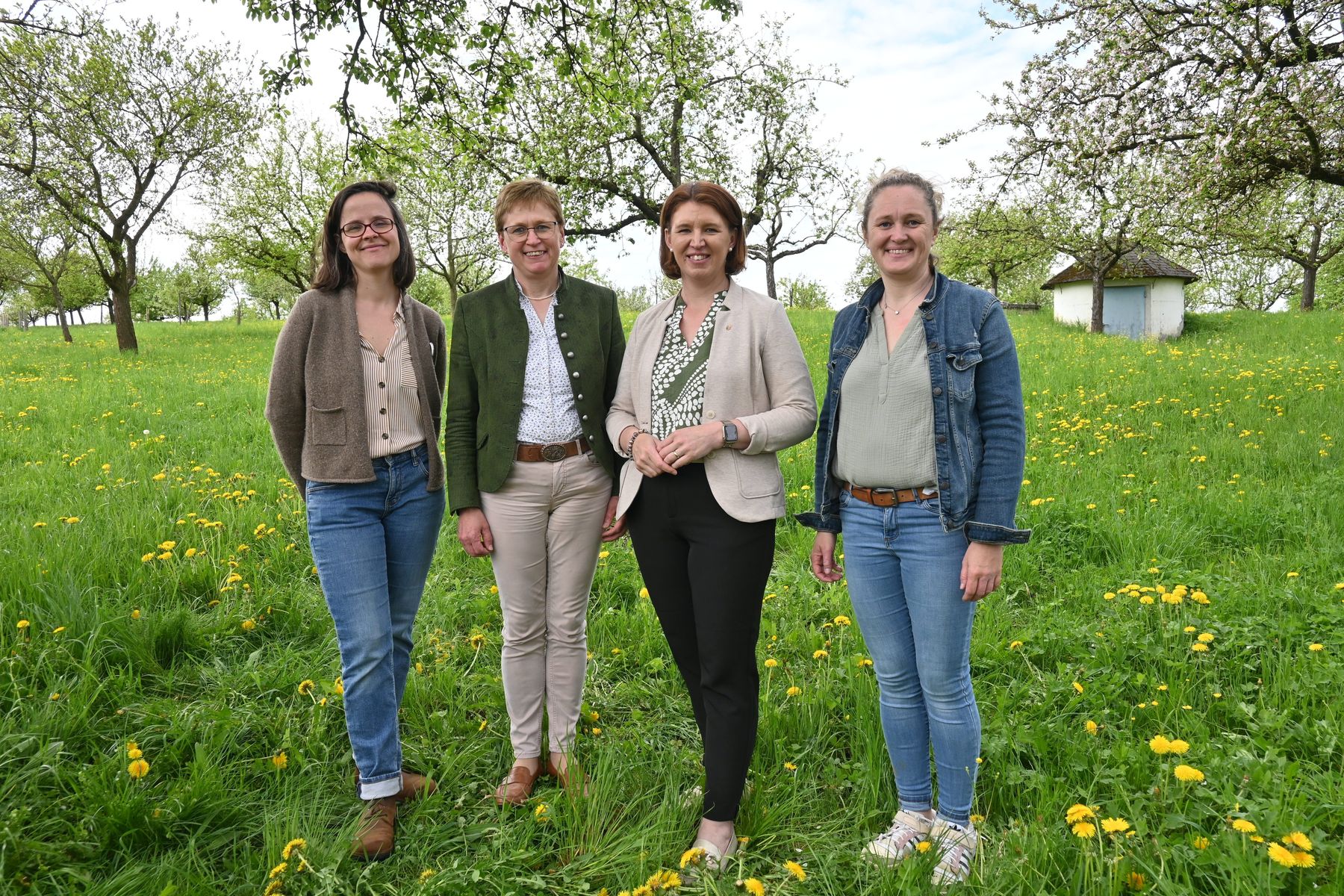 „Frauen stärken Vielfalt – Streuobst, Landwirtschaft, Bienen": v.l.n.r.: Theresa Frühwirth (Bienenzentrum OÖ), LK OÖ-Vizepräsidentin Rosemarie Ferstl, Agrar-Landesrätin Michaela Langer-Weninger, Petra Haslgrübler (Bienenzentrum OÖ) „Frauen stärken Vielfalt – Streuobst, Landwirtschaft, Bienen": v.l.n.r.: Theresa Frühwirth (Bienenzentrum OÖ), LK OÖ-Vizepräsidentin Rosemarie Ferstl, Agrar-Landesrätin Michaela Langer-Weninger, Petra Haslgrübler (Bienenzentrum OÖ)