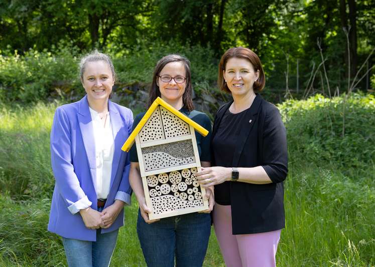 Das Bienenzentrum OÖ verlost zum Weltbienentag ein Wildbienenhotel des Naturschutzbundes OÖ.