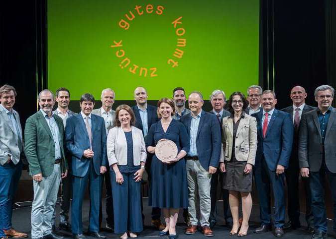 Ein interdisziplinärer Expertenrat erarbeitete gemeinsam mit LRin Michaela Langer-Weninger die Zukunftsstrategie Gutes kommt zurück .jpg Ein interdisziplinärer Expertenrat erarbeitete gemeinsam mit LRin Michaela Langer-Weninger die Zukunftsstrategie Gutes kommt zurück .jpg