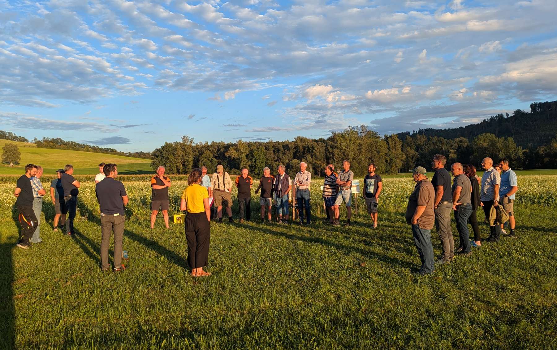 Es herrschte großes Interesse bei den 35 Personen die an der ersten Feldbegehung in Pregarten teilnahmen..jpg Es herrschte großes Interesse bei den 35 Personen die an der ersten Feldbegehung in Pregarten teilnahmen..jpg