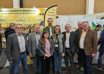 V.l.n.r.: Josef Mayr, Matthias Lentsch, Kerstin Seitz, Klaus Lindinger, Theresa Frühwirth, Wolfgang Pointecker,, Reinhard Hetzenauer © Bienenzentrum OÖ