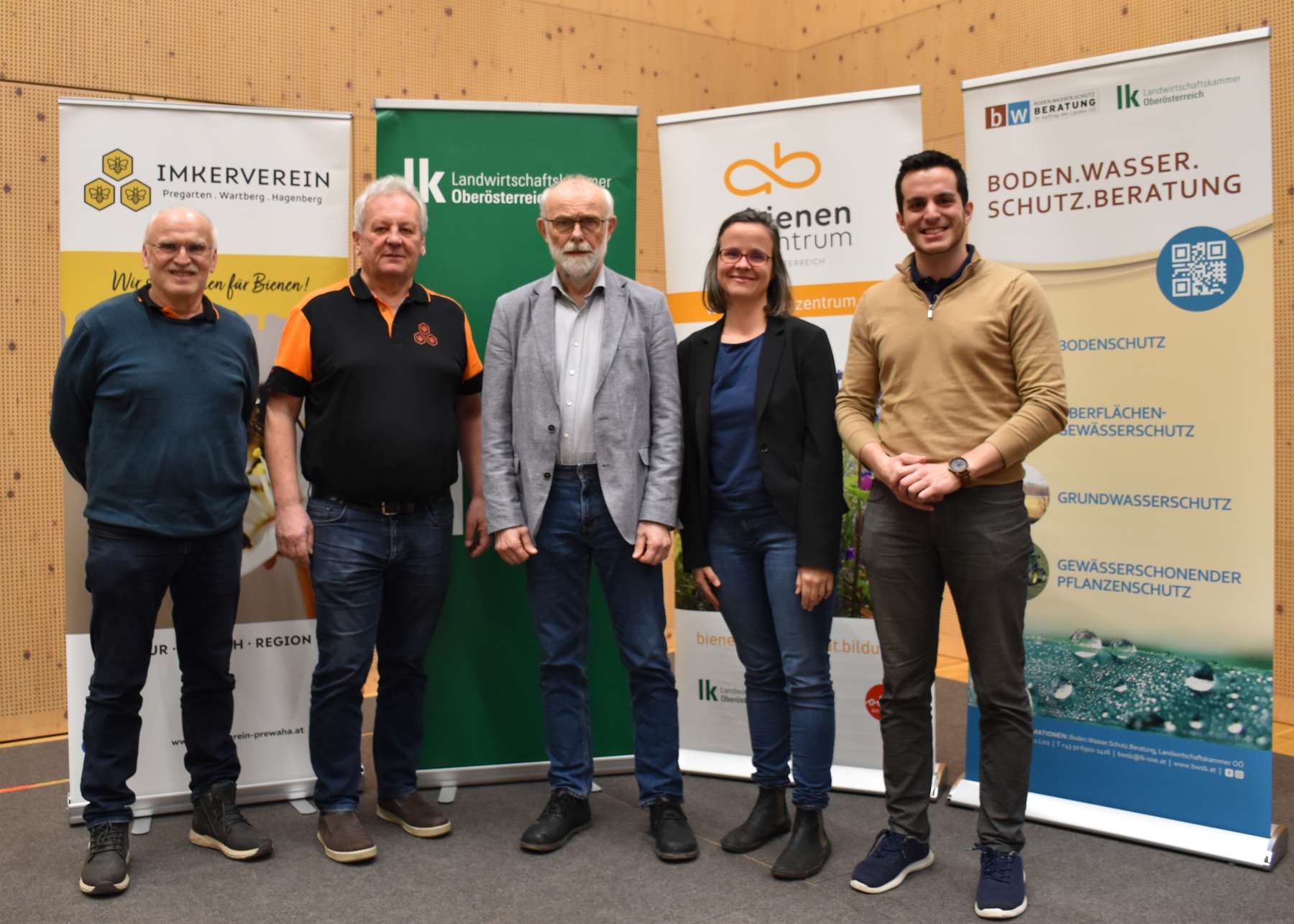 v.l.n.r.: Franz Parzer (Versuchsimker), Helmut König (Obmann Imkerverein PreWaHa), Hupert Köppl (Pflanzenschutz Referent), Frühwirth Theresa (Bienenzentrum OÖ), Patrick Falkensteiner (BWSB).jpg