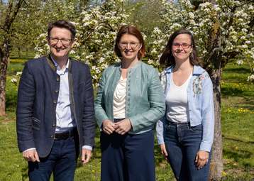 Streuobstwiesen als Hotspot der Biodiversität v.l. Rainer Silber, LRin Michaela Langer-Weninger, Theresa Frühwirth. .jpg