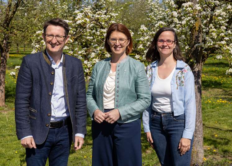 Streuobstwiesen als Hotspot der Biodiversität v.l. Rainer Silber, LRin Michaela Langer-Weninger, Theresa Frühwirth. .jpg