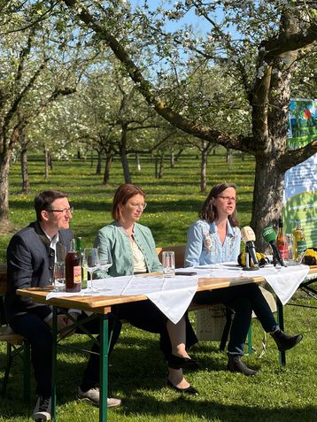 Anlässlich des Internationalen Tags der Streuobstwiese wurde eine Pressefahrt zur Fam. Stockhammer, dem Weilbacher Mostbauer, organisiert. .jpg