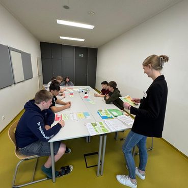 Die Köpfe rauchen - es wird diskutiert, zugeordnet und gestaltet..jpg