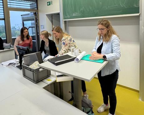 Geplant wurde der Workshop im Rahmen einer HAUP-Lehrveranstaltung von (v.r.n.l.)  Marie Louise Raming, Katrin Spitzbart und Carina Öhlzelt. Bei der Durchführung unterstützte noch Katharina Schobersberger vom Bienenzentrum OÖ..jpg