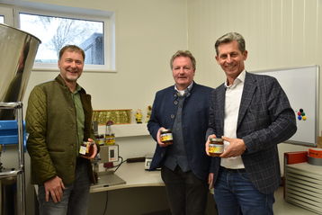 BBK-DL Thomas Jungreuthmayer und BBK-Obmann von Grieskirchen Martin Dammayr besuchen Bio-Imker Günter Heftberger im Zuge der Betriebsreportage..jpg