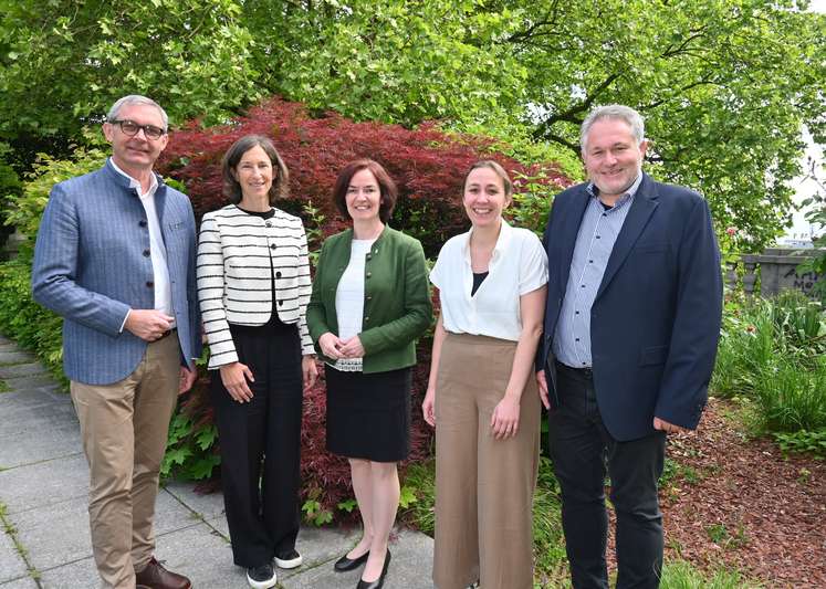Zu Gast bei der Tagung waren (v.l.n.r.) Mag. Franz Waldenberger (LK OÖ Präsident), DI Sophia Glanz (Leiterin Netzwerk Zukunftsraum Land), LAbg. Regina Aspalter (Land OÖ), DI Christine Hörlezeder (BMLUK) und Mag. Gerald Pfiffinger (Geschäftsführer Umweltda