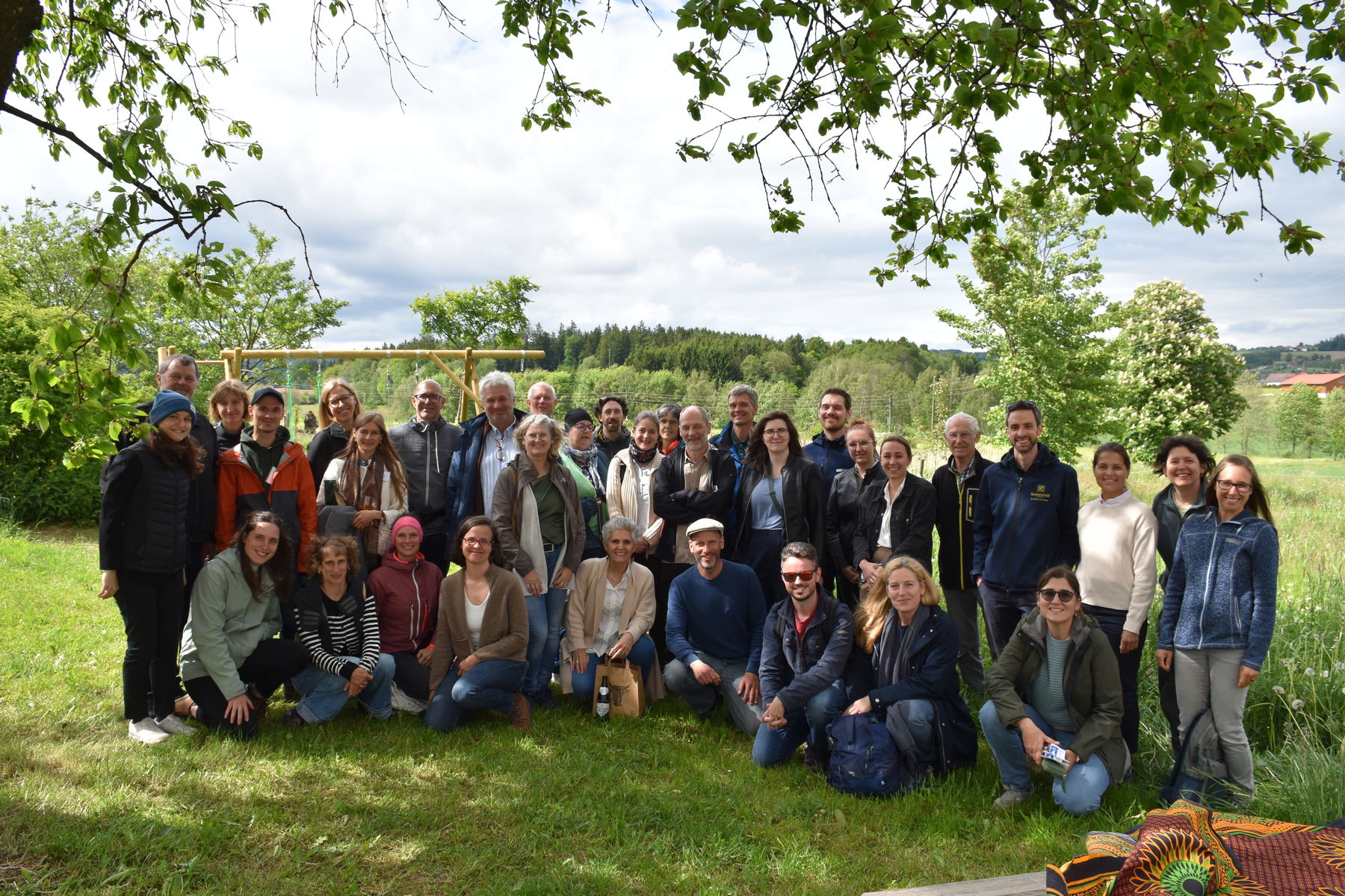 Gruppenfoto zum Abschluss der Exkursion am Biogut Dornetshub bei Johann Schauer in Natternbach..jpg