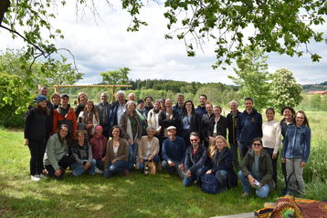 Gruppenfoto zum Abschluss der Exkursion am Biogut Dornetshub bei Johann Schauer in Natternbach..jpg