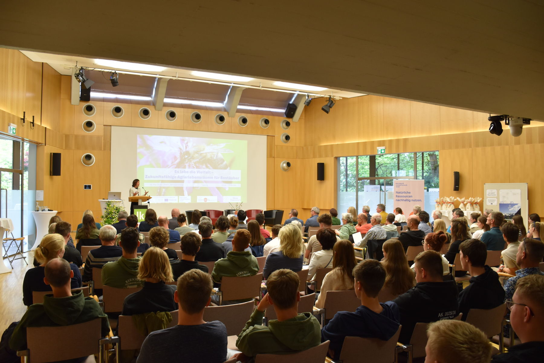 Knapp 100 Teilnehmer:innen füllten den Saal, darunter auch die junge Generation des ABZ Hagenberg und der Gartenbauschule Ritzlhof..jpg