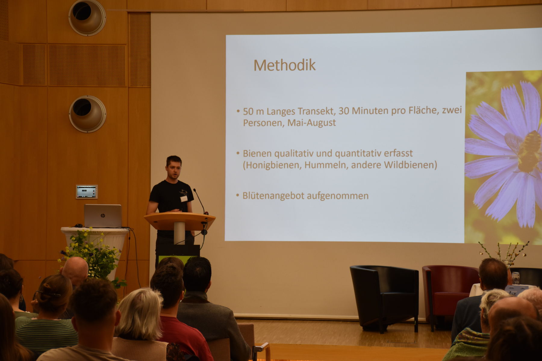 Entomologe Jonathan Schwarz präsentiert die Forschungsergebnisse des Wildbienenmonitorings..jpg
