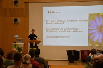 Entomologe Jonathan Schwarz präsentiert die Forschungsergebnisse des Wildbienenmonitorings..jpg