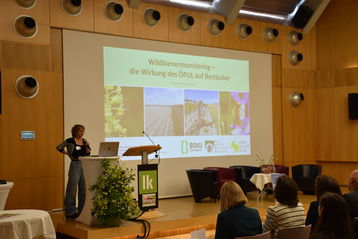 Sabine Schoder, Universität für Bodenkultur, stellt erste Ergebnisse aus dem österreichweiten Wildbienenmonitoring vor..jpg