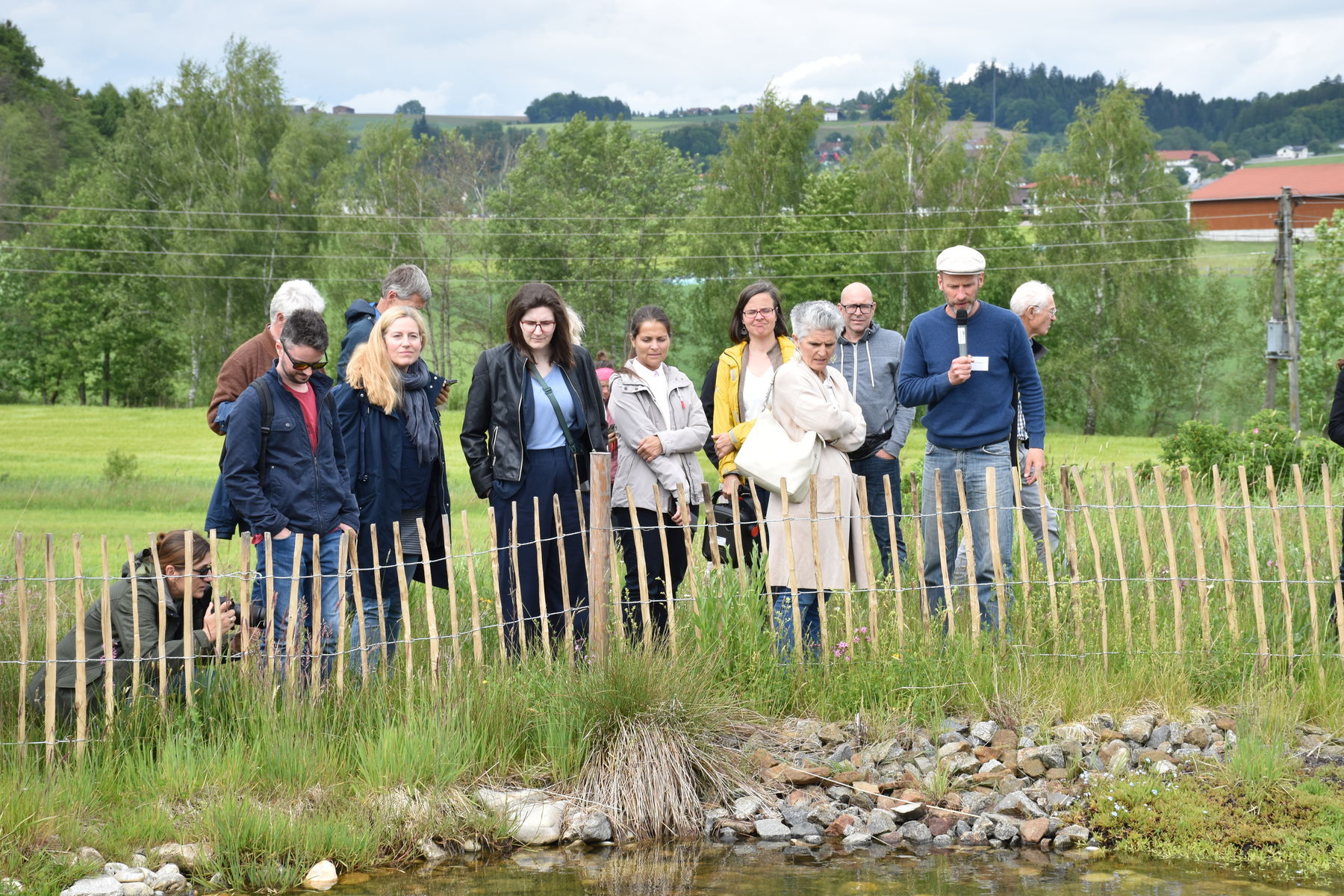 Die Exkursion führt zum Biogut Dornetshub: Landwirt Johann Schauer gibt Einblicke in Biodiversitätsmaßnahmen auf seinem Betrieb..jpg