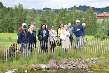 Die Exkursion führt zum Biogut Dornetshub: Landwirt Johann Schauer gibt Einblicke in Biodiversitätsmaßnahmen auf seinem Betrieb..jpg