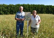 Franz Kastenhuber - Initiator und Silvia Schleicher - Friedhofsverantwortliche in der Pfarre Bad Wimsbach-Neydharting.jpg