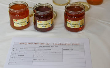 Erstmals wurden 2025 im Rahmen einer offiziellen Landesprämierung herausragende Honige und Metprodukte ausgezeichnet. .jpg