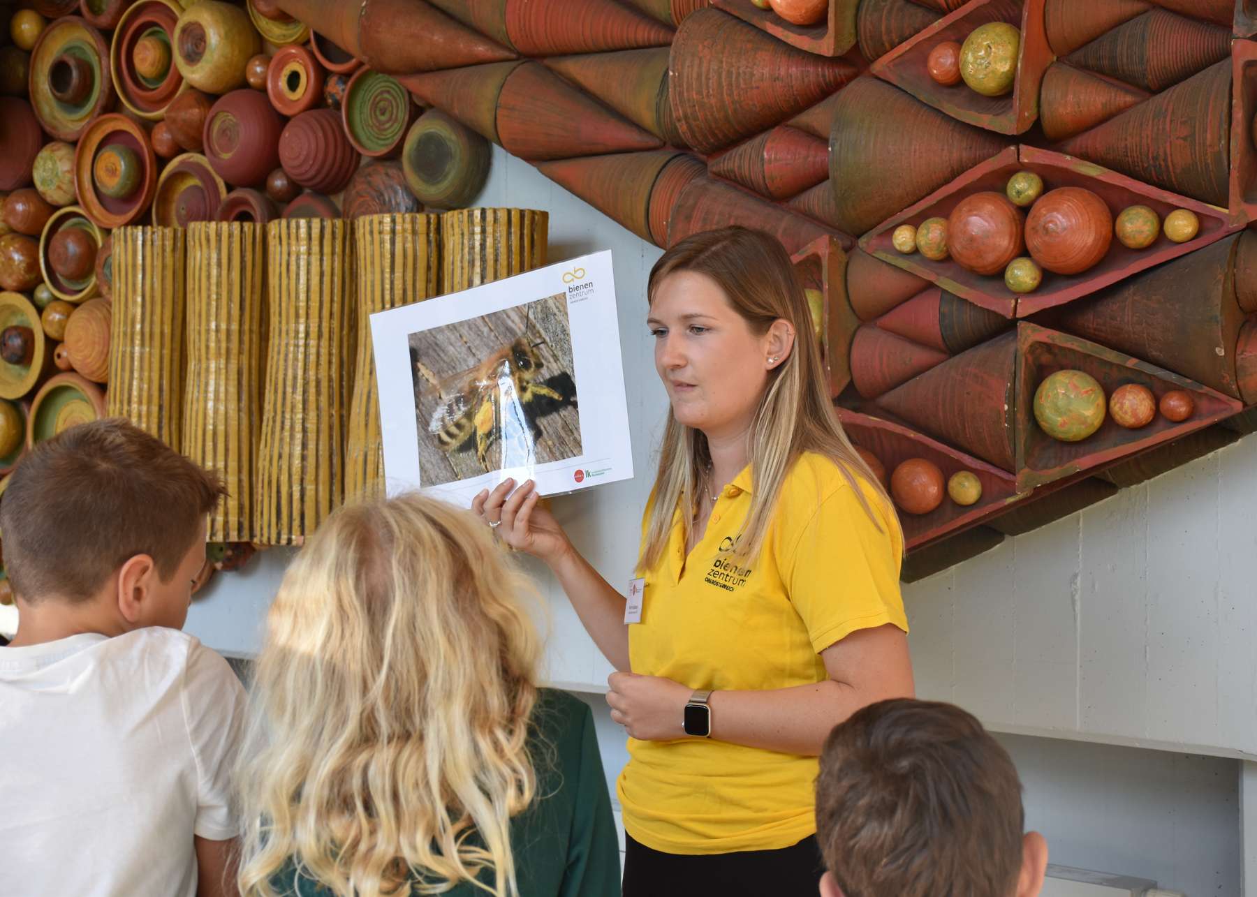 Warum Bienen unverzichtbar sind: Unsere Kollegin Katrin Spitbart brachte den Schülerinnen und Schülern die Welt der Honigbienen und Wildbienen näher..jpg