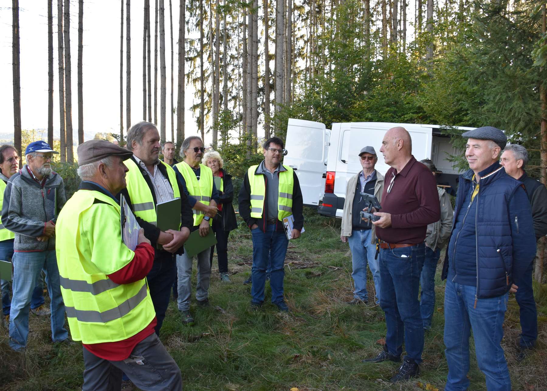 Zum Abschluss widmeten sich die Teilnehmer:innen der Bekämpfung einer Nestattrappe und trainierten die dafür vorgesehenen Einsatzabläufe..jpg