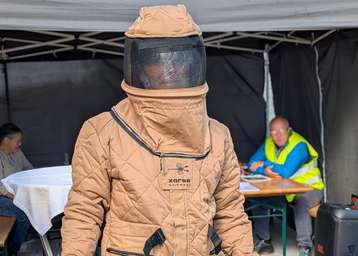 Der Schutzanzug der Firma Xorsa unterscheidet sich deutlich vom herkömmlichen Imkeranzug..jpg
