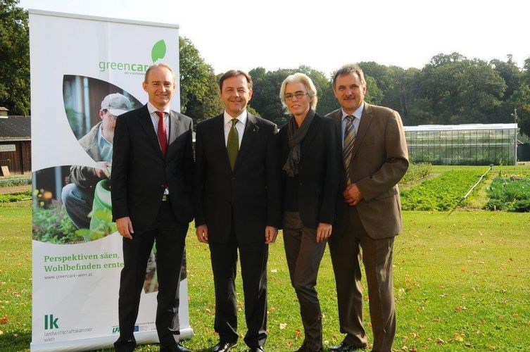 Pressegespräch_mit_BM_Berlakovich_am_5._Oktober_2011(2).jpg  Pressegespräch_mit_BM_Berlakovich_am_5._Oktober_2011(2).jpg