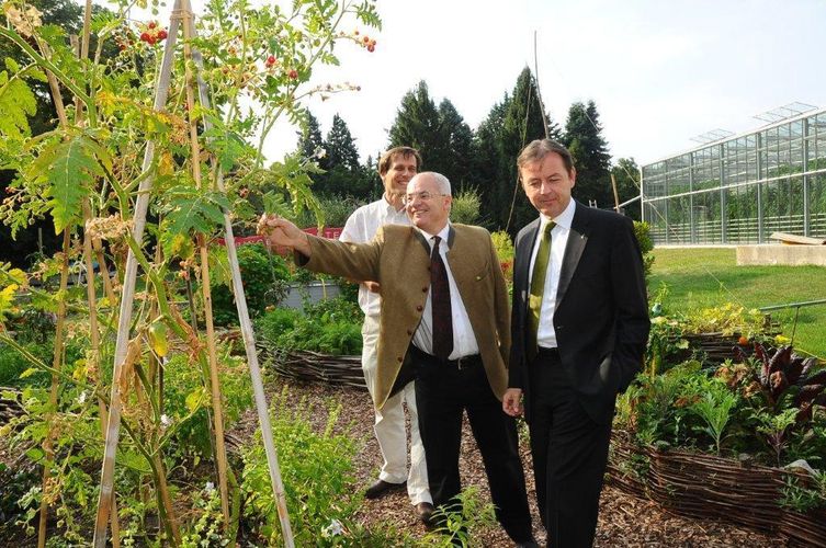 Pressegespräch_mit_BM_Berlakovich_am_5._Oktober_2011(3).jpg  Pressegespräch_mit_BM_Berlakovich_am_5._Oktober_2011(3).jpg